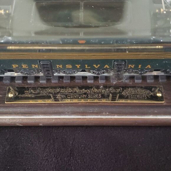 Hallmark Great American Railways Lionel 2332 Pennsylvania GG-1 Model in Case - Picture 6 of 9